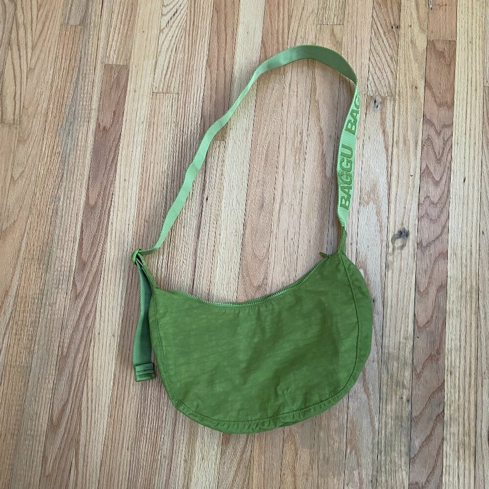 Baggu Medium Nylon Crescent Bag in Green Juice